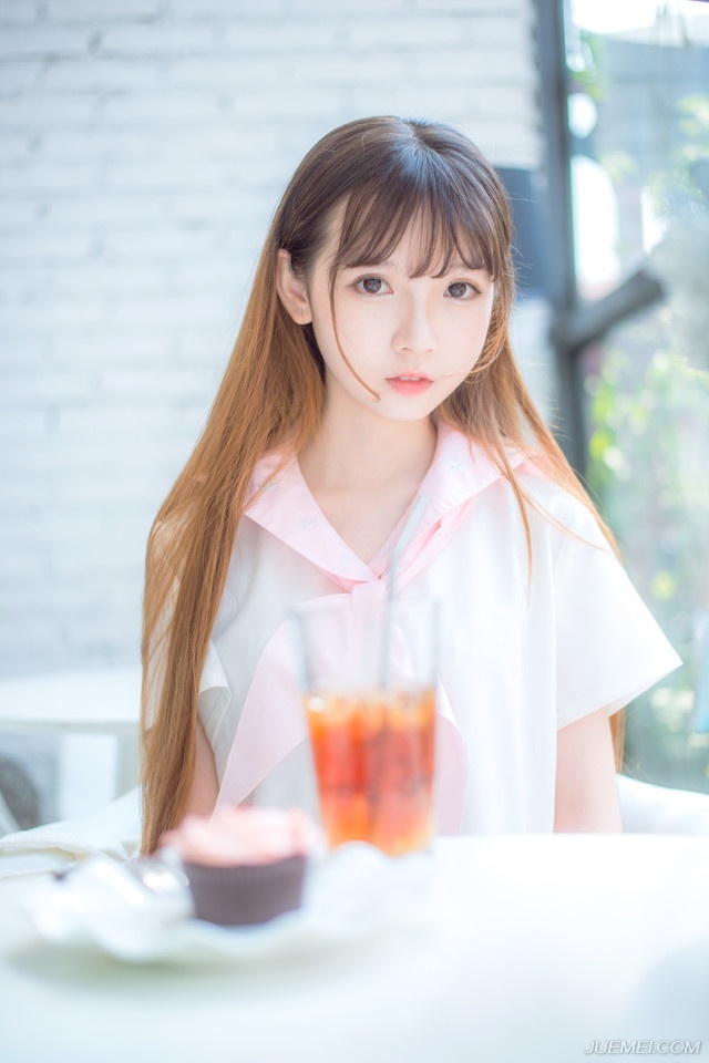 电话里，她哭着说：“亲爱的，我…我怀孕了…三个月了，不过你放心，不是你的，不用你负责。